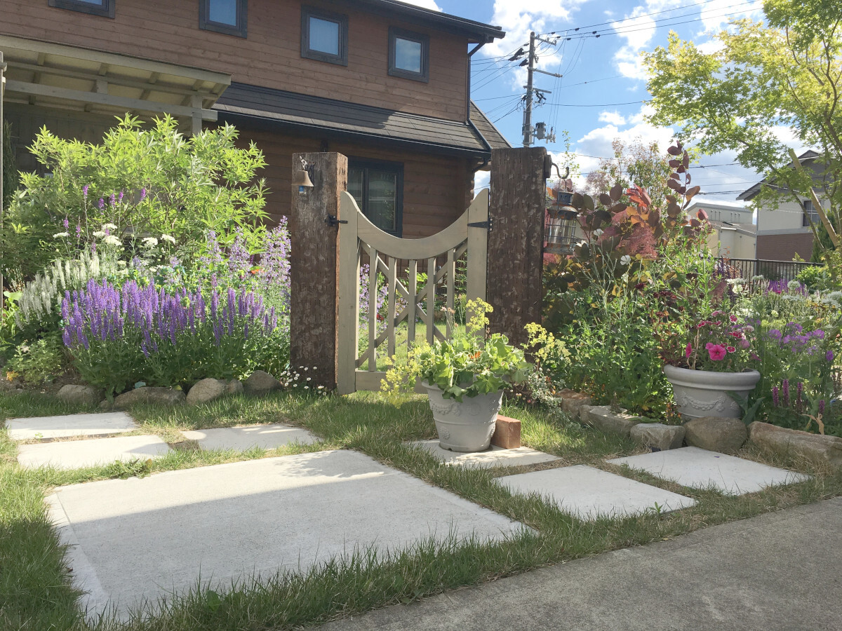 天然石のアプローチ